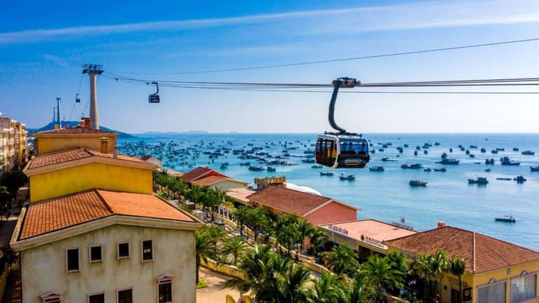 Khung cảnh tuyệt vời khi di chuyển bằng cáp treo