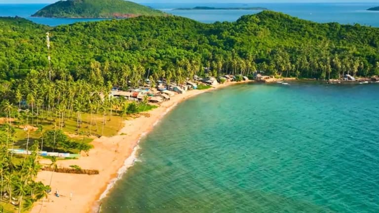 Hòn Thơm Phú Quốc với bãi biển xanh trong