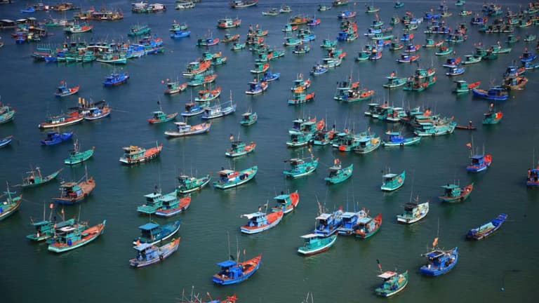 Thuyền bè chằng chịt tại Làng Chài Phú Quốc